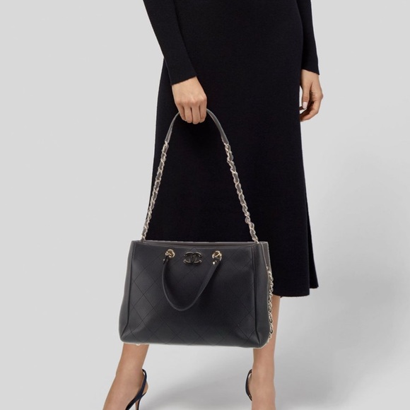 Chanel Black Soft Bullskin Quilted Leather Tote Bag - Picture 2 of 9